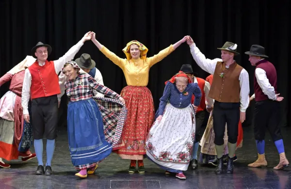 Med folklornimi skupinami se je predstavilo tudi novogoriško 
folklorno društvo Gartrož.