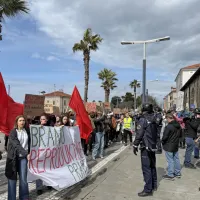 Shoda sta potekala pod budnim očesom policije.