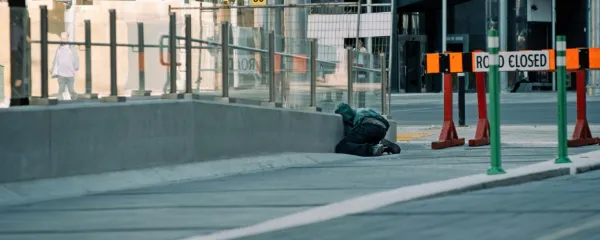 V obdobju 1999-2022 je samo zaradi previsokih odmerkov opioidov umrlo skoraj 727 tisoč Američanov.