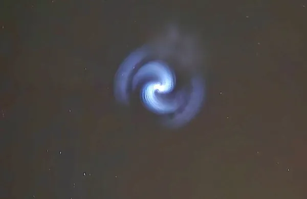   Družbena omrežja so nekaj po 21. uri preplavile številne fotografije, ki so ujele poseben nebesni pojav.