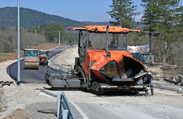 Hrpelje: obvoznica že dobiva prvi asfalt