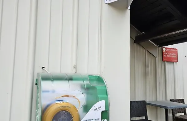 Nov defibrilator na Koči Mladika