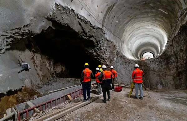 Družba Yapi Merkezi, ki se sooča s poslovnimi težavami, se ne 
umika iz projekta drugi tir Divača-Koper, se pa s Kolektorjem CPG 
pogovarja o spremembi razdelitve obsega preostalih del. 