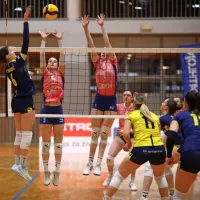  Iznajdljiva Polona Marušič (Luka Koper) je tudi v tej akciji našla pot 
mimo visoko dvignjenih rok Novogoričanke Tie Koren (desno)