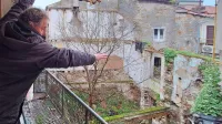 Alen Pušpan kaže, do kam naj bi segala  terasa novega objekta. 
“Vsega pol metra stran od mojega balkona. To je nesprejemljivo!”