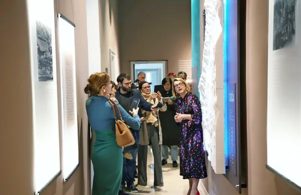 Razstava govori tudi o pomenu varovanja reke Soče in rabi 
obnovljivih virov energije. 