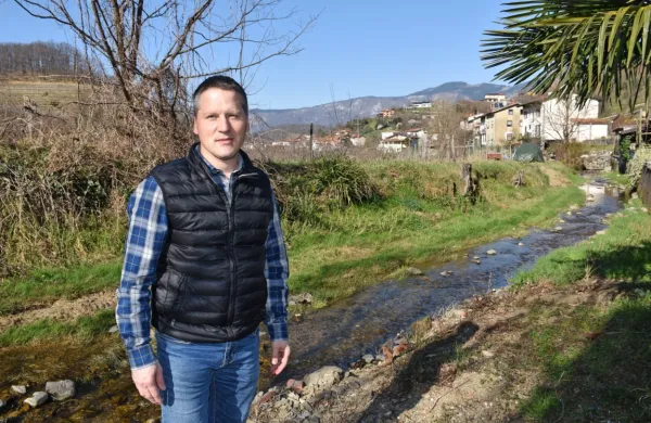 Predsednik KS Dornberk Janko Harej na območju vasi Potok, kjer voda na desnem bregu najbolj ogroža hiše. 