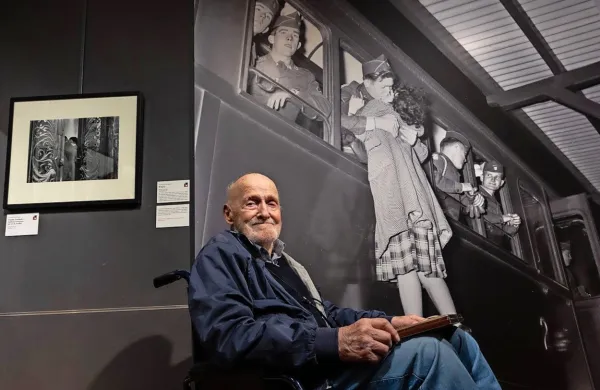  Fotograf Ugo Borsatti (1935-2025) pred svojo najbolj znano 
fotografijo iz leta 1954.