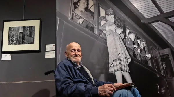  Fotograf Ugo Borsatti (1935-2025) pred svojo najbolj znano 
fotografijo iz leta 1954.