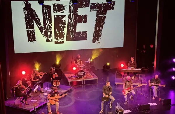 Niet so na turnejo V bližini ljudi povabili godalni kvartet Vijolice in 
pianista Blaža Avsenika. 