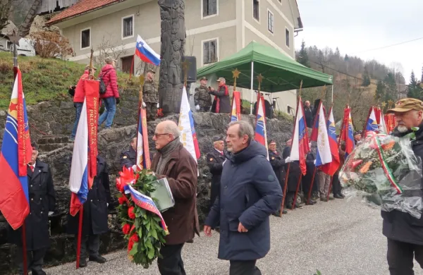 V cerkljanski vasi Jesenica se je spominu na zverinsko pobite na 
Poreznu marca pred svobodo zajete partizane poklonila množica 
ljudi.