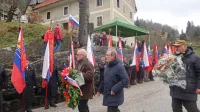 V cerkljanski vasi Jesenica se je spominu na zverinsko pobite na 
Poreznu marca pred svobodo zajete partizane poklonila množica 
ljudi.