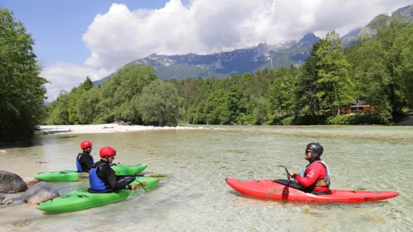 Zaradi kobariških cen za plovno dovolilnico kajakaši zapuščajo 
Sočo  in se odločajo za druge reke.