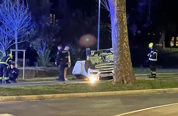  23-letni voznik je peljal proti Portorožu, ko je  zapeljal s ceste in čez 
robnik. Avto se je dvakrat prevrnil in obstal na strehi.