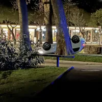 Avto se je dvakrat prevrnil in obstal na strehi