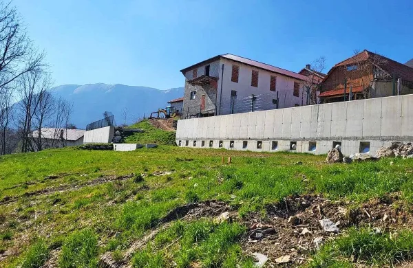 Saniramo plazišče v naselju Strane