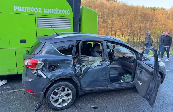 Pri Gornji Bitnji je včeraj zjutraj voznica z avtom ostala “v 
sendviču” med tovornjakom in avtobusom. 