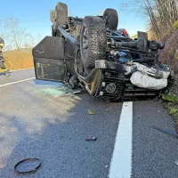 Nad Račicami je hrvaški voznik končal z avtom na strehi. 