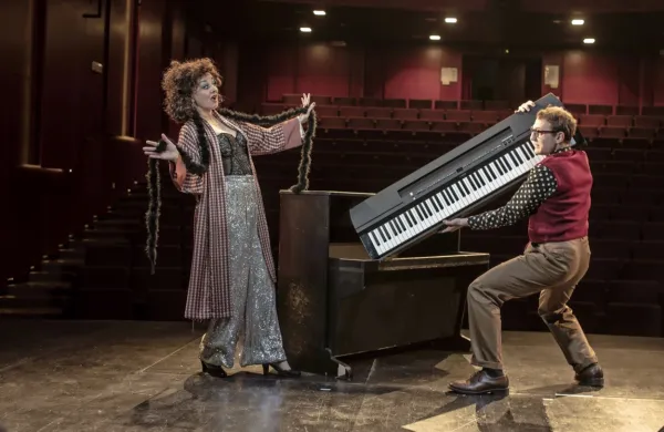 Lara Jankovič v predstavi upodobi balkansko divo Nado.