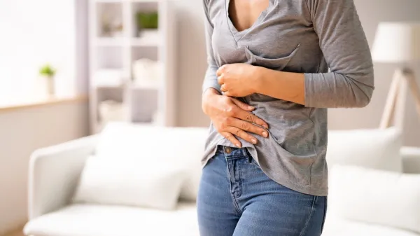 Gastritis spremljajo bolečine v želodcu, napenjanje, težave z 
zgago, slabost ...
