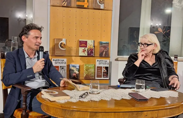 Neven Ušumović je s  kolegico s Foruma Tomizza Ireno Urbič 
spregovoril o vstopanju v druge jezike.  