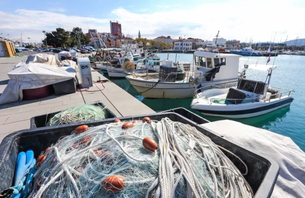 Ribiške mreže in drugo opremo bodo ribiči poslej skladiščili v 
montažnem šotoru in ne več na pomolu. 
