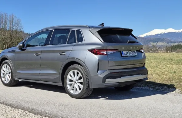 Prav model karoq je najtesneje povezan z električnim novincem, 
saj sta si dimenzijsko blizu, obenem pa so na podlagi njegovega 
naziva izumili novo ime - elroq je namreč (el)ektrični ka(roq).