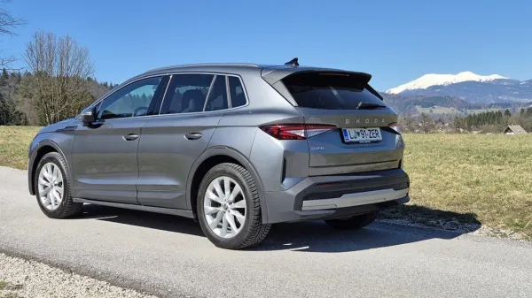 Prav model karoq je najtesneje povezan z električnim novincem, 
saj sta si dimenzijsko blizu, obenem pa so na podlagi njegovega 
naziva izumili novo ime - elroq je namreč (el)ektrični ka(roq).