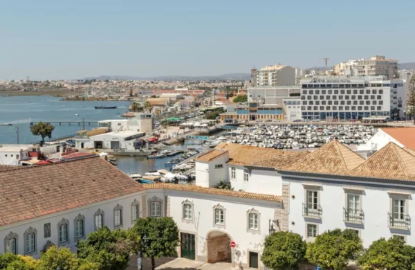 Faro je glavno mesto regije Algarve in velja za eno najsvetlejših 
destinacij v Evropi, z več kot 3000 sončnimi urami na leto.