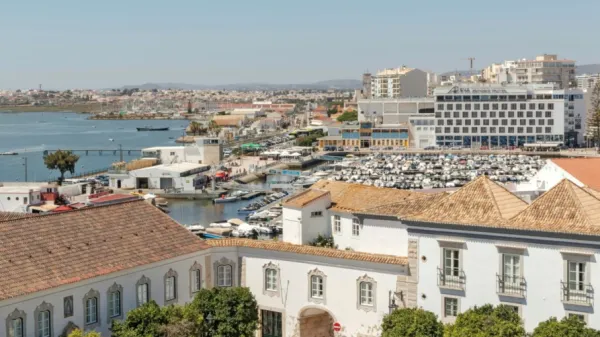 Faro je glavno mesto regije Algarve in velja za eno najsvetlejših 
destinacij v Evropi, z več kot 3000 sončnimi urami na leto.