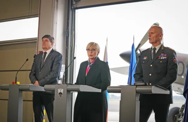 Minister za obrambo Borut Sajovic (levo) in načelnik Generalštaba 
Slovenske vojske Robert Glavaš sta predsednici republike Nataši 
Pirc Musar predstavila poročilo o pripravljenosti vojske. 