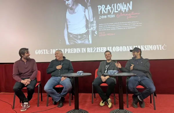 Med sproščenim pogovorom po projekciji od leve proti desni: Erik Toth, Zoran Predin, Jure Vizjak in 
Slobodan Maksimović.