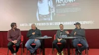Med sproščenim pogovorom po projekciji od leve proti desni: Erik Toth, Zoran Predin, Jure Vizjak in 
Slobodan Maksimović.