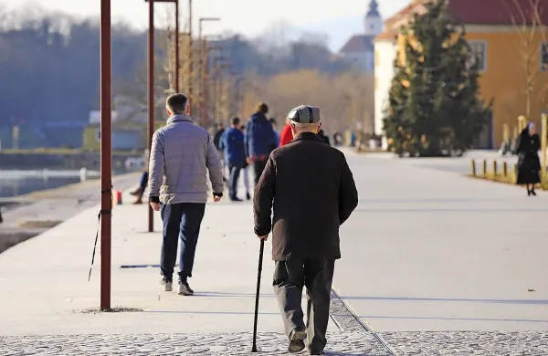 Upokojitvena starost se bi od leta 2028 postopno podaljševala, 
tako da bi leta 2035 za 40 let dela znašala 62 let. 