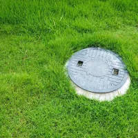 Alternativna rešitev je lahko tudi nepretočna greznica, če je izvedena iz 
vodotesnih materialov, ki preprečujejo prepuščanje in uhajanje vsebine v 
okolje. 