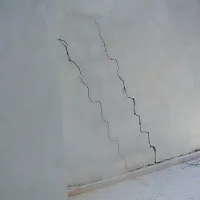 Bolj resne so diagonalne razpoke ali tiste, ki so videti kot stopnice, ki se 
vzpenjajo po steni. Te razpoke so lahko znak strukturnega premika ali poškodbe 
in bi jih moral raziskati statik.