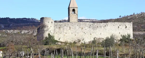 Napise v glagolici najdemo tudi v znameniti cerkvi svete Trojice v 
Hrastovljah.