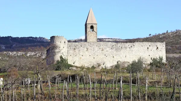 Napise v glagolici najdemo tudi v znameniti cerkvi svete Trojice v 
Hrastovljah.