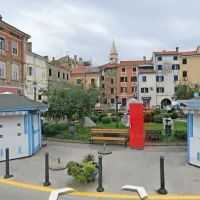 Na razglednici Izola, ogla&scaron;evan pa Piran?