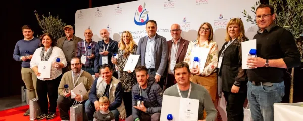 Nagrajenci v Šempasu, brata Dario in Robert Glavina, ki sta pridelala šampionsko olje, sta četrti in peti z leve, v sredini je 
podpredsednik vlade Matej Arčon, ob njem je vodja ocenjevalnega panela Ernest Kante.