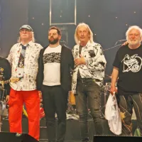  Ekipa, ki je minulo soboto navdušila v Kopru: (z leve) klaviaturist 
Goran Velikonja, kitarist Marjan Malikovič, pevec in bobnar Tulio 
Furlanič, bobnar Moreno Butinar, basist Jadran Ogrin,  klaviaturist 
Vanja Valič in  kitarist Matjaž Sterže.