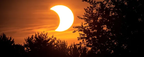 Jutri  bo Luna prekrila vsega 11,3 odstotka sončevega premera, 
tako da mrk ne bo prav zelo “velik”.