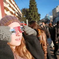 Opazovanje (z zaščitenimi očmi) delnega sončevega mrka na Bevkovem trgu v Novi 
Gorici  4. januarja 2011.  