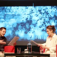  Ob koncu pogovora, ki so ga obogatili tudi video odlomki iz treh različnih uprizoritev drame, sta igralca Jan 
Slapar in Anja Drnovšek dramo tudi v Kopru oživela z bralno uprizoritvijo.  