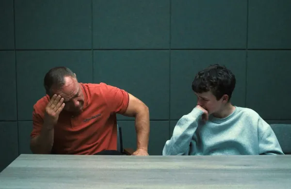 Owen Cooper (desno) in Stephen Graham, ki je bil zaradi porasta smrtnih napadov z noži nad dekleti v Veliki Britaniji pobudnik serije Adolescenca.