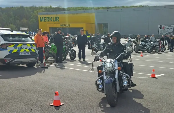 Motoristi so se preskusili v spretnostni vožnji in tako razgibali sebe 
in svoje jeklene konjičke.