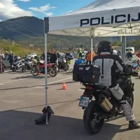 Motoristi so se preskusili v spretnostni vožnji in tako razgibali sebe 
in svoje jeklene konjičke.