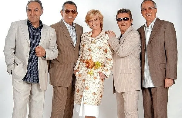 Marinko Colnago (drugi z leve) s preostalimi člani zasedbe Novi 
fosili