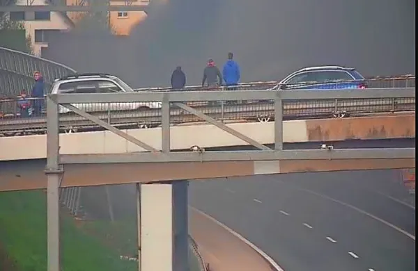 Zaradi gorečega tovornjaka zaprta primorska avtocesta