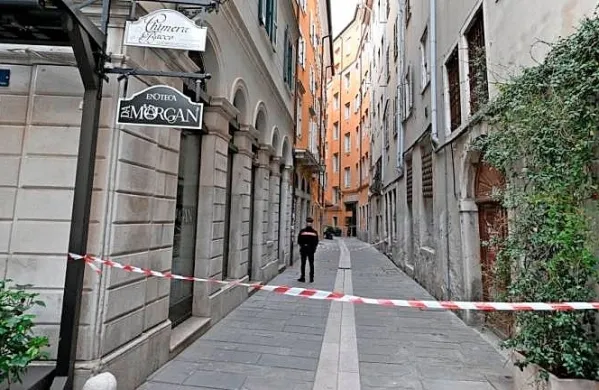 Grozljiv zločin se je zgodil v Ulici Beccherie, ki je tik za trgom 
Zedinjenja Italije.
